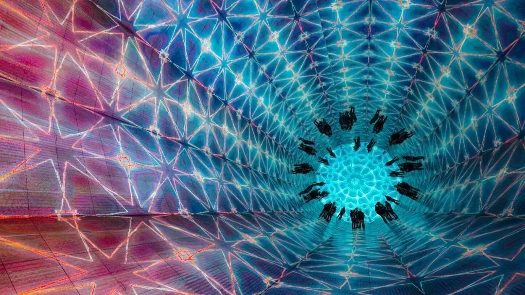变幻无穷的沉浸式体验：飞跃的万花筒
