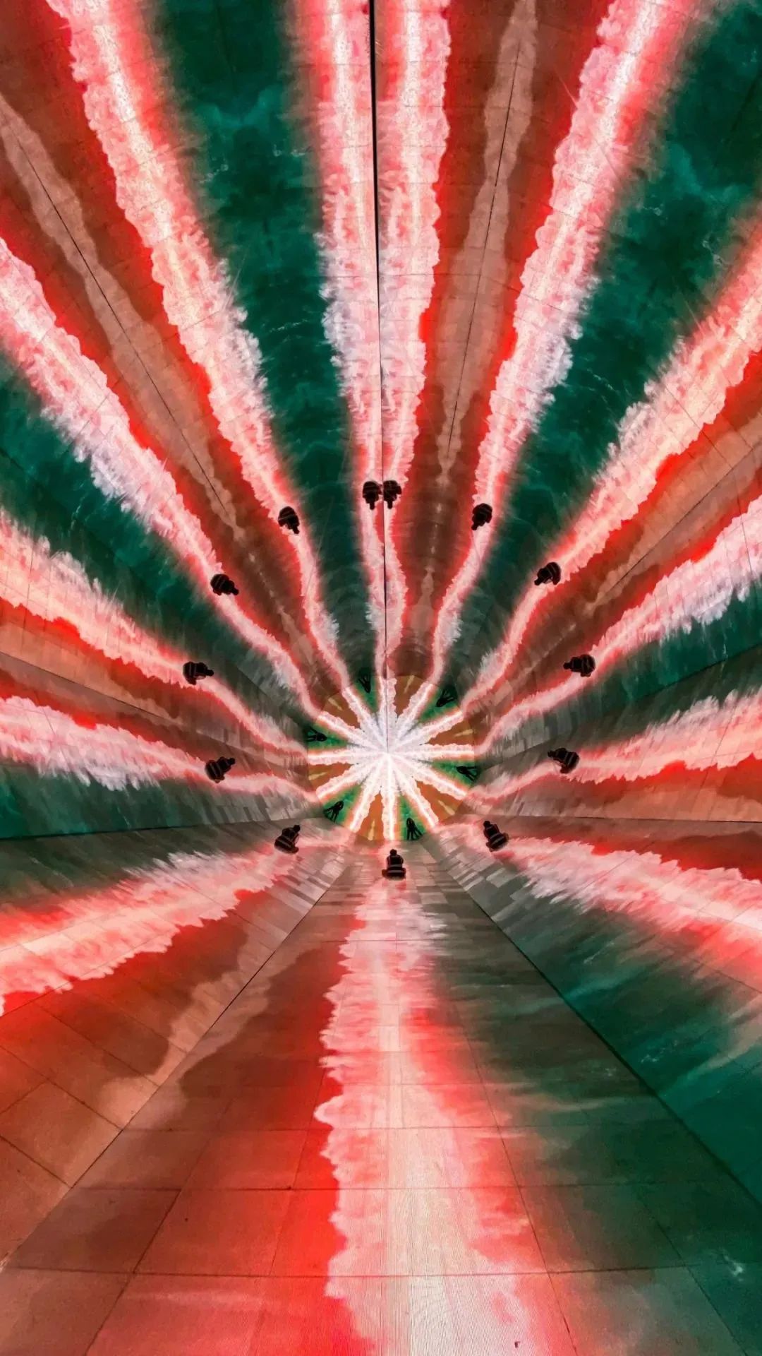 变幻无穷的沉浸式体验：飞跃的万花筒