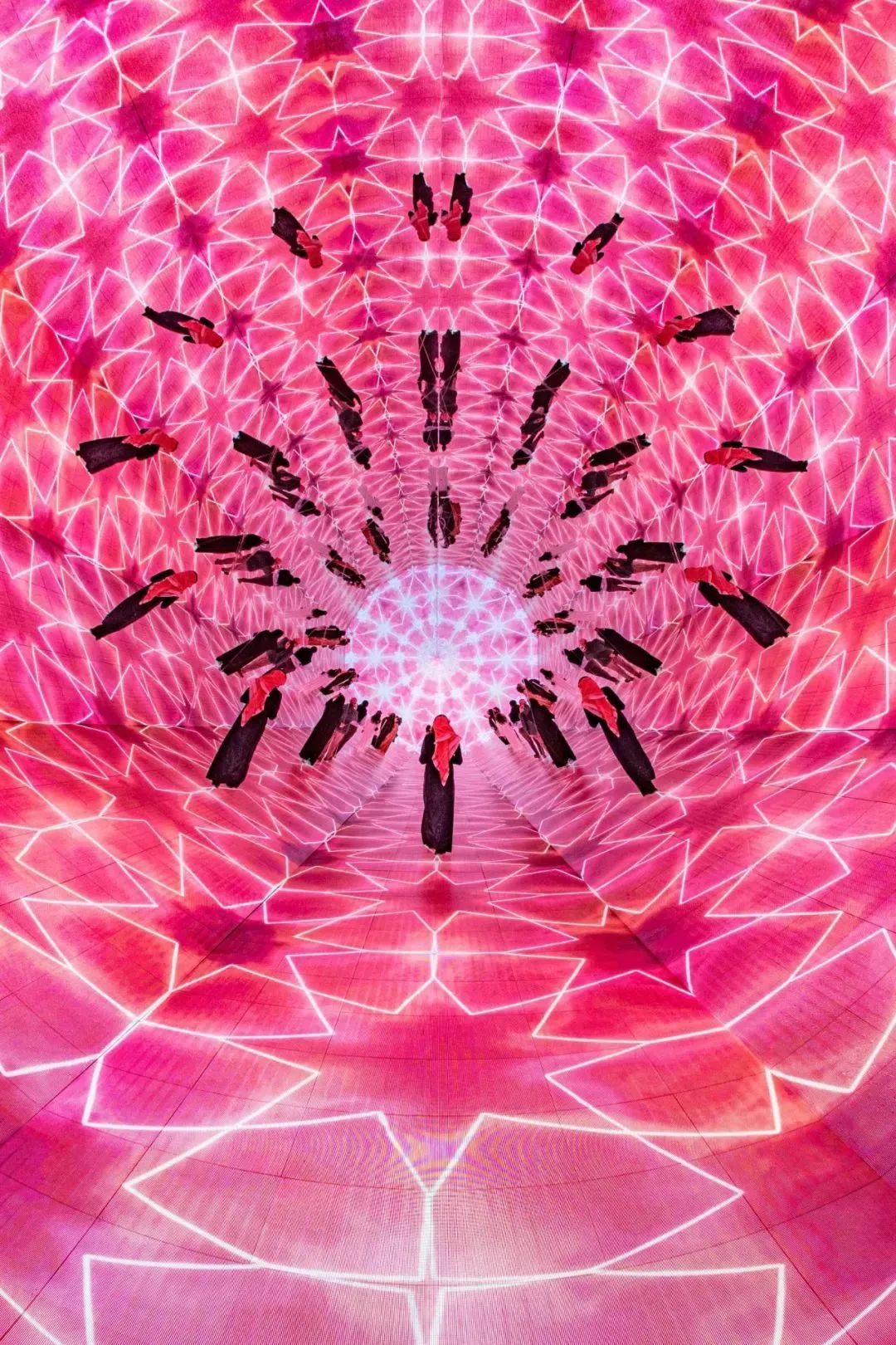 变幻无穷的沉浸式体验：飞跃的万花筒