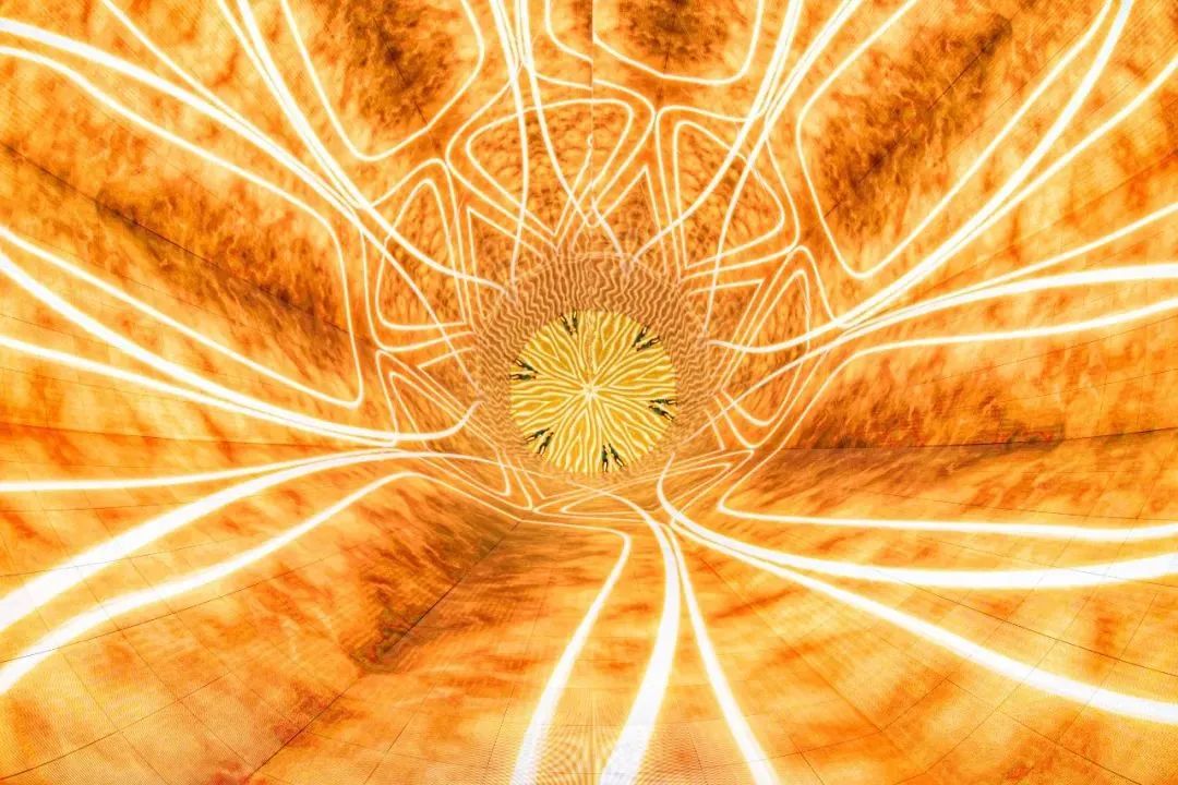 变幻无穷的沉浸式体验：飞跃的万花筒