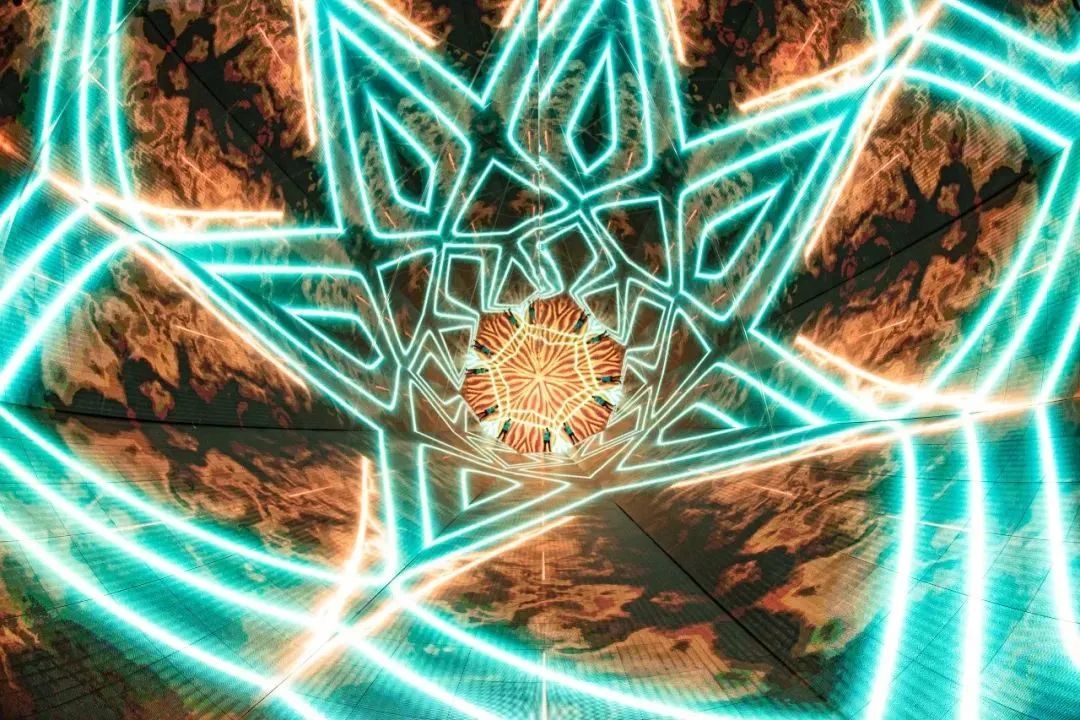 变幻无穷的沉浸式体验：飞跃的万花筒