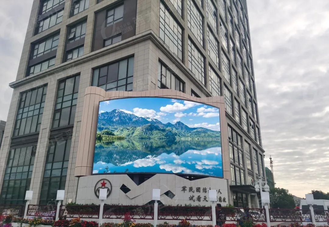 出道即网红!强力巨彩1410㎡户外裸眼3D巨屏 让你大开眼界! 出道即网红!强力巨彩1410㎡户外裸眼3D巨屏 让你大开眼界!